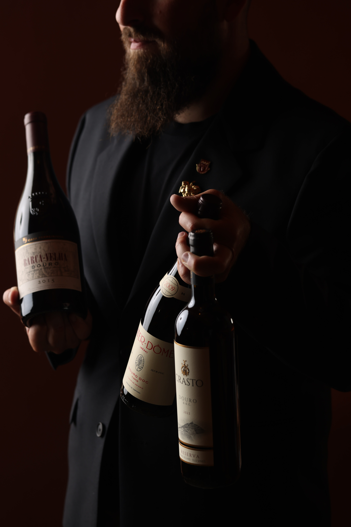 Escanção do Origem com três garrafas de vinho português