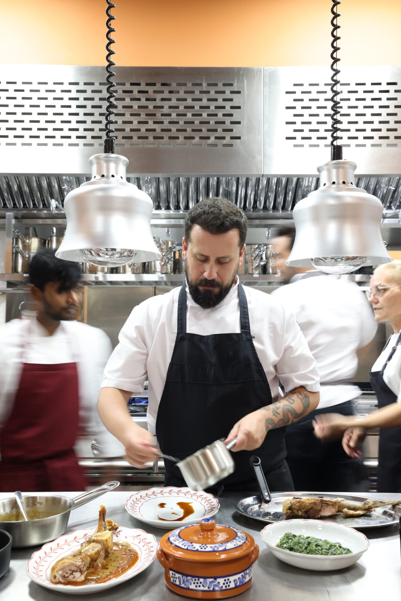 Cozinha aberta do Origem com a equipa em serviço